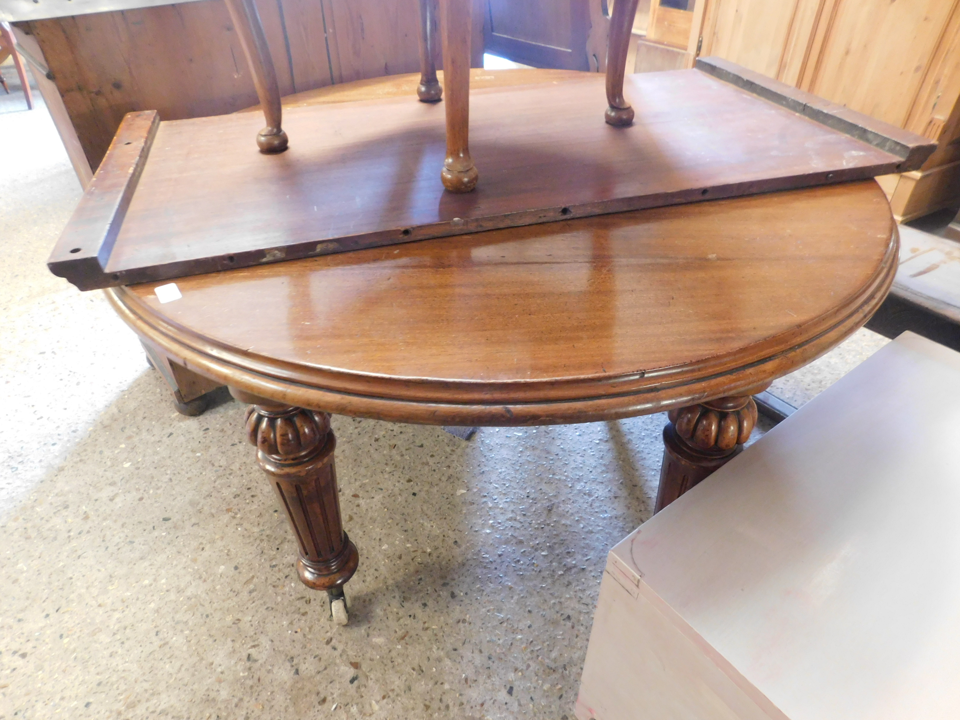 19TH CENTURY MAHOGANY CIRCULAR EXTENDING DINING TABLE WITH ONE EXTRA LEAF WITH CARVED AND REEDED