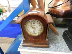 EDWARDIAN AND MAHOGANY INLAID MANTLE CLOCK WITH A QUARTZ MOVEMENT AND ENAMEL DIAL WITH INLAID DETAIL