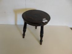 SMALL CIRCULAR ELM TOP STOOL ON THREE TURNED LEGS