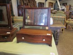 19TH CENTURY MAHOGANY AND SATINWOOD BANDED SERPENTINE FRONT DRESSING TABLE MIRROR WITH SINGLE DRAWER