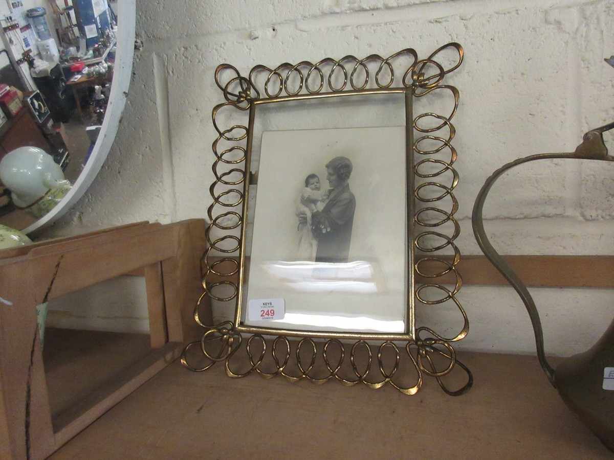 BRASS TWISTED PICTURE FRAME WITH BLACK AND WHITE PHOTOGRAPH
