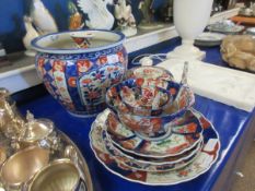 QUANTITY OF IMARI DECORATED PLATES, BOWL, FURTHER JARDINIERE, LIDDED BOWL, TWO SPILL VASES ETC (QTY)