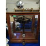 MID-20TH CENTURY MAHOGANY CASED AND GLAZED BEAM SCALE, THE GLAZED CASE WITH LIFT UP FRONT PANEL TO A