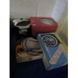 BOXED 20 PIECE WILLOW PATTERN DESIGN DINNER WARES TOGETHER WITH PRELUDE DINNER WARES, PYREX DISHES