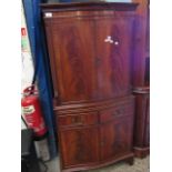 REPRODUCTION MAHOGANY DRINKS CABINET FITTED WITH TWO CUPBOARD DOORS WITH TWO DRAWERS OVER TWO