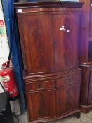 REPRODUCTION MAHOGANY DRINKS CABINET FITTED WITH TWO CUPBOARD DOORS WITH TWO DRAWERS OVER TWO