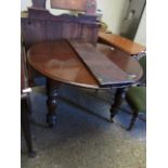 19TH CENTURY MAHOGANY CIRCULAR EXTENDING DINNING TABLE ON TURNED LEGS RAISED ON BRASS CASTORS