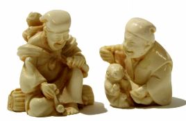 Group of two small ivory figures, early 20th century, one with a rabbit, 4cm high