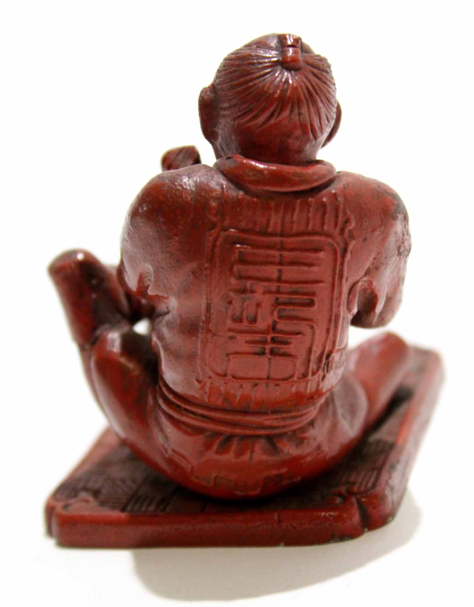 Oriental stained plaster figure of a man on a rectangular base, alarmed by a snake, 7cm high - Image 2 of 3