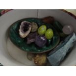 BOX CONTAINING MIXED AGATE, MALACHITE BOWL, ETC