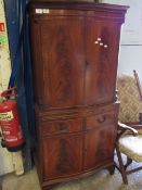 REPRODUCTION MAHOGANY DRINKS CABINET FITTED WITH TWO CUPBOARD DOORS WITH TWO DRAWERS OVER TWO