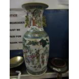 19TH CENTURY FAMILLE VERT VASE WITH TYPICAL FIGURAL DECORATION WITH TWO PIERCED HANDLES (A/F)