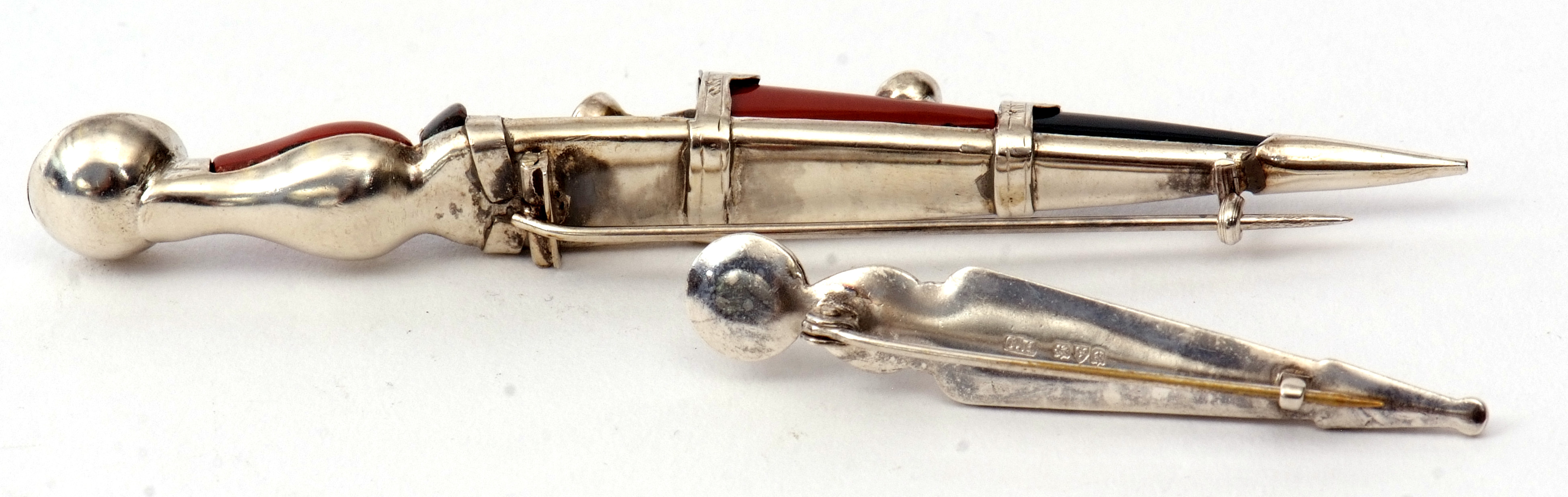 Mixed Lot: hallmarked silver Scottish dirk brooch, Chester 1948, maker's mark C.H, together with a - Image 2 of 2