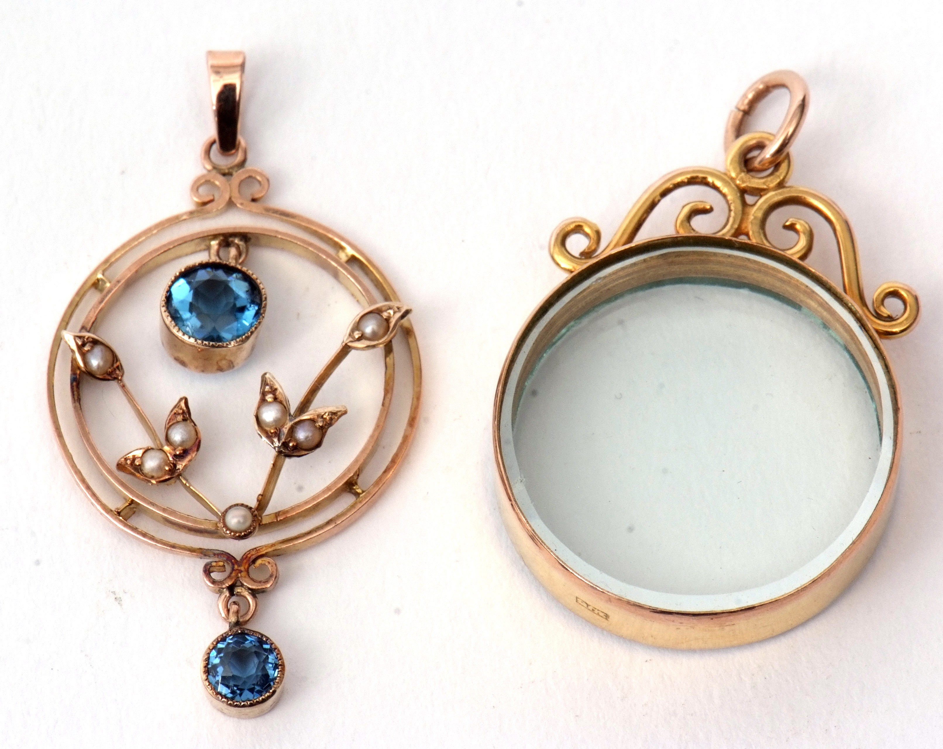 Mixed Lot: 9ct stamped glazed locket of circular form with a scrolled mount fitting, 22mm diam,