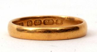 A 22ct gold wedding ring, hallmarked Sheffield 1882, size P/Q, 3.7gms