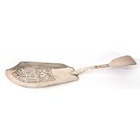 George IV Fiddle pattern fish slice with pierced and engraved blade, length 29.5cm, weight approx