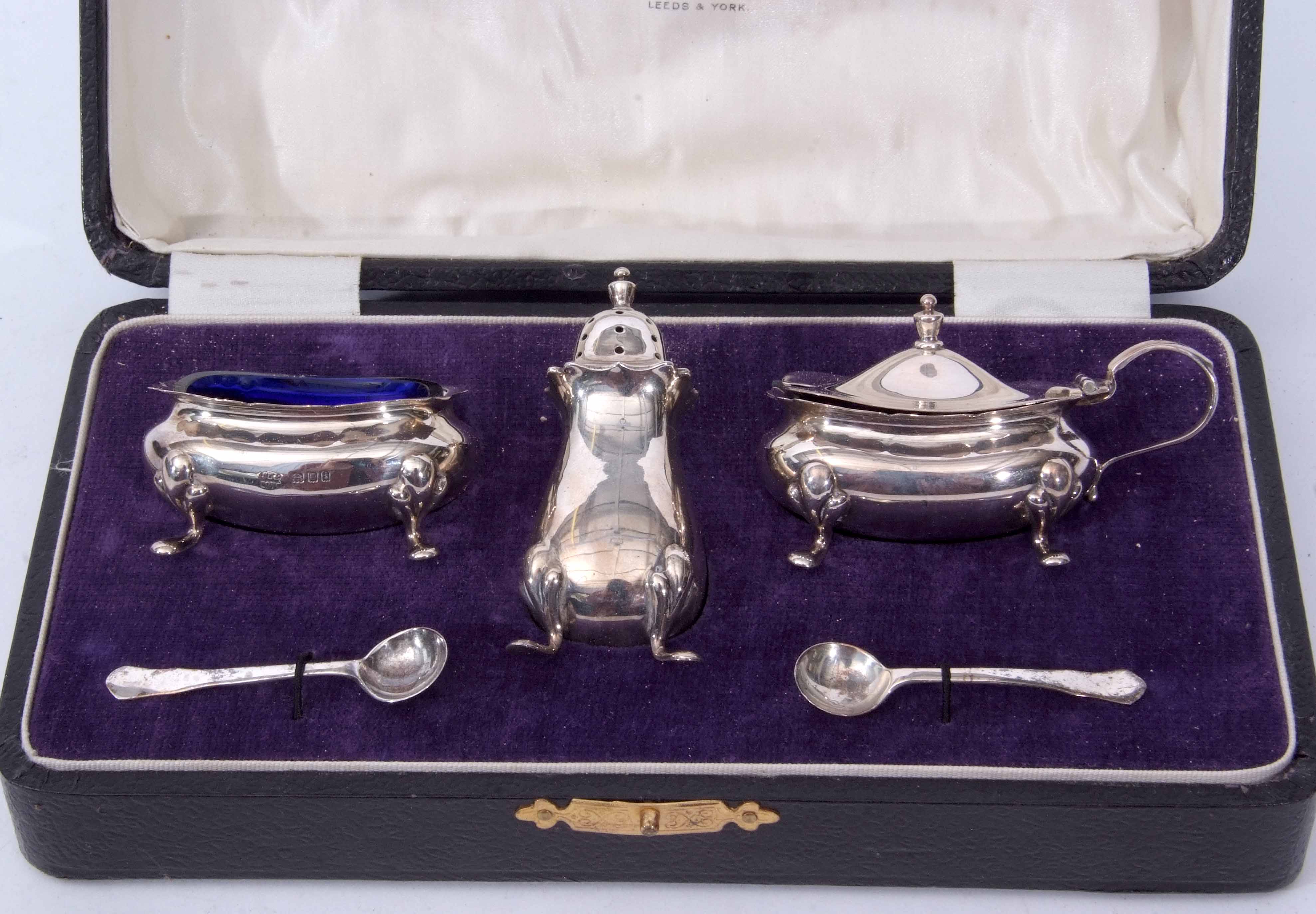 George V cased three piece cruet set comprising pepper caster, open salt and lidded mustard, each of - Image 2 of 2