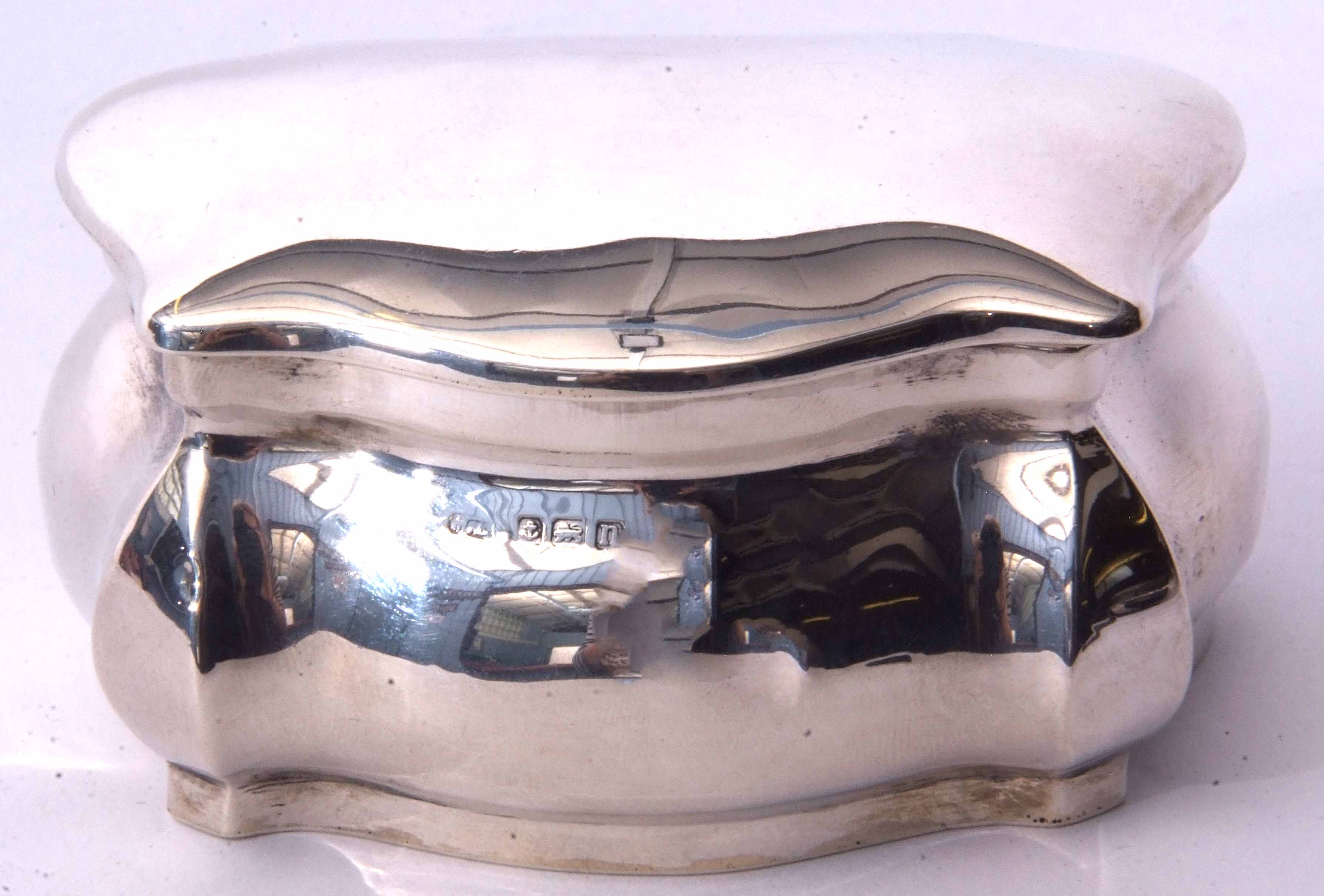 George V serpentine canister of hinged and polished form with frosted gilt lined interior, width - Image 2 of 2