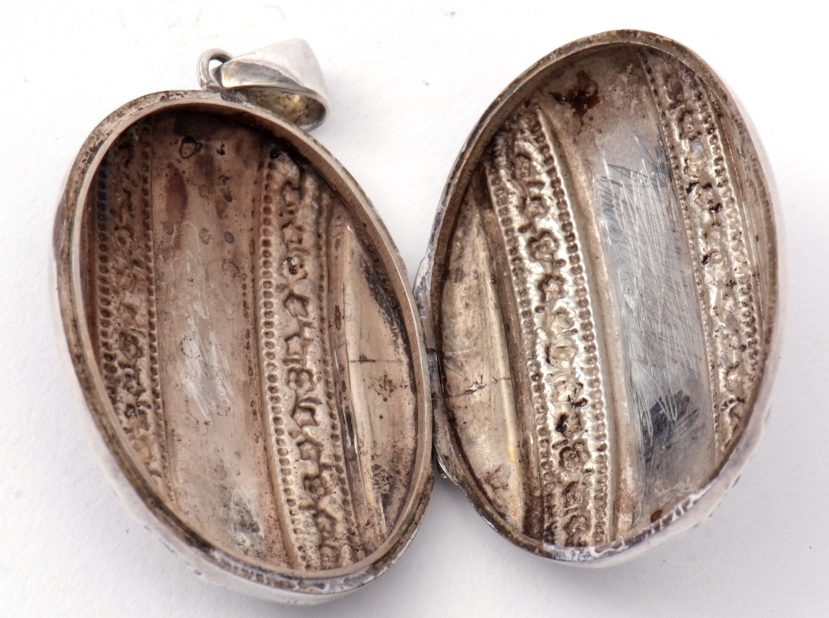 Antique oval plated locket of ribbon design, chased and engraved detail, 4.5 x 3.5cm - Image 3 of 3