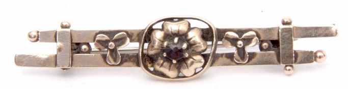 A 9ct gold double bar brooch, a small garnet in a flowerhead setting (a/f)