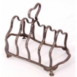 Late Victorian four slice toast rack, the shaped strapwork frame with central carry handle and