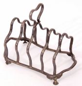 Late Victorian four slice toast rack, the shaped strapwork frame with central carry handle and