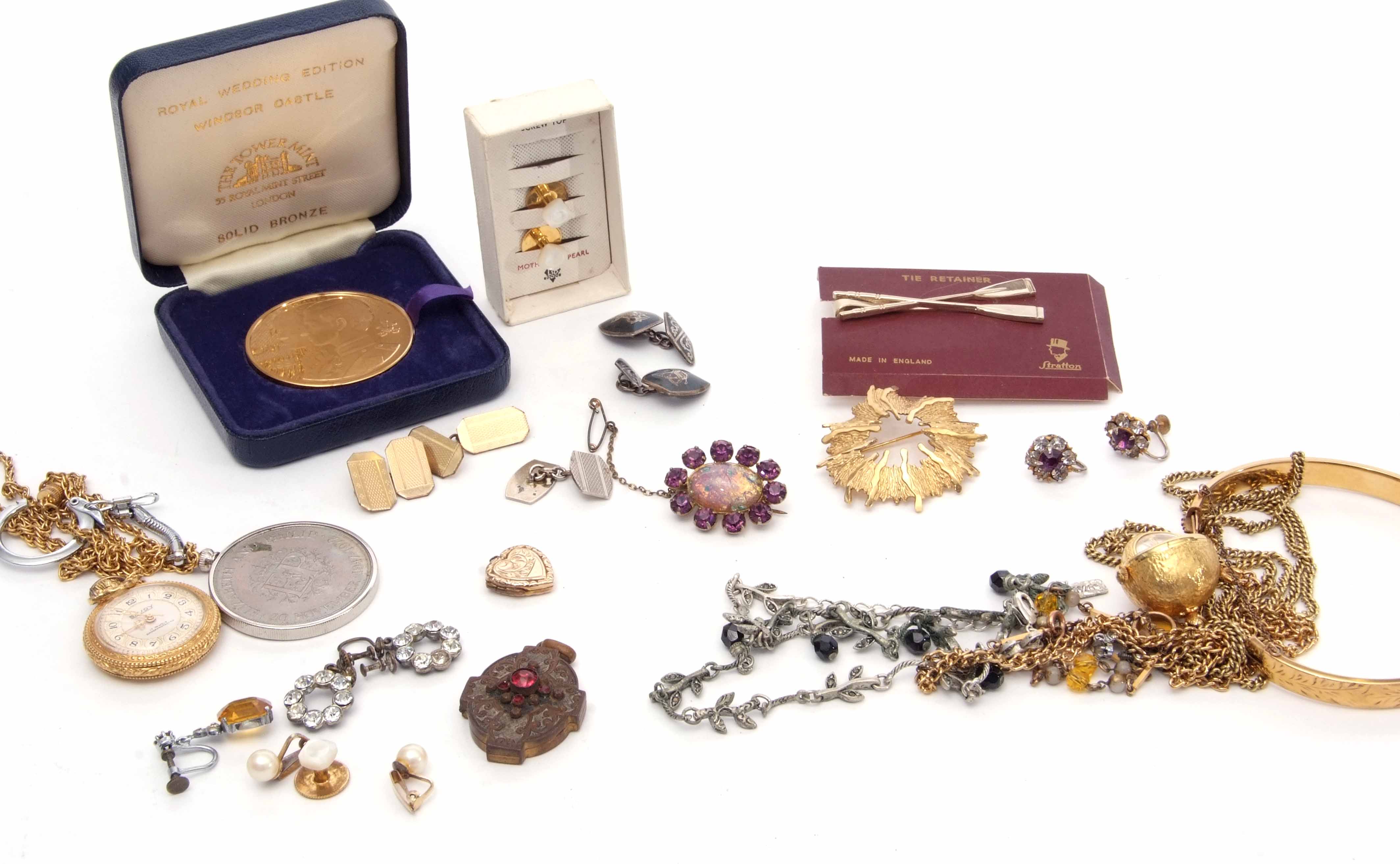 Mixed Lot: costume jewellery to include The Tower Mint Royal Wedding medallion, gold plated