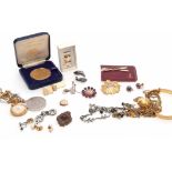 Mixed Lot: costume jewellery to include The Tower Mint Royal Wedding medallion, gold plated