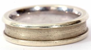 A 9ct gold waisted band wedding ring, hallmarked Birmingham 1998, size I/J, 5.4gms