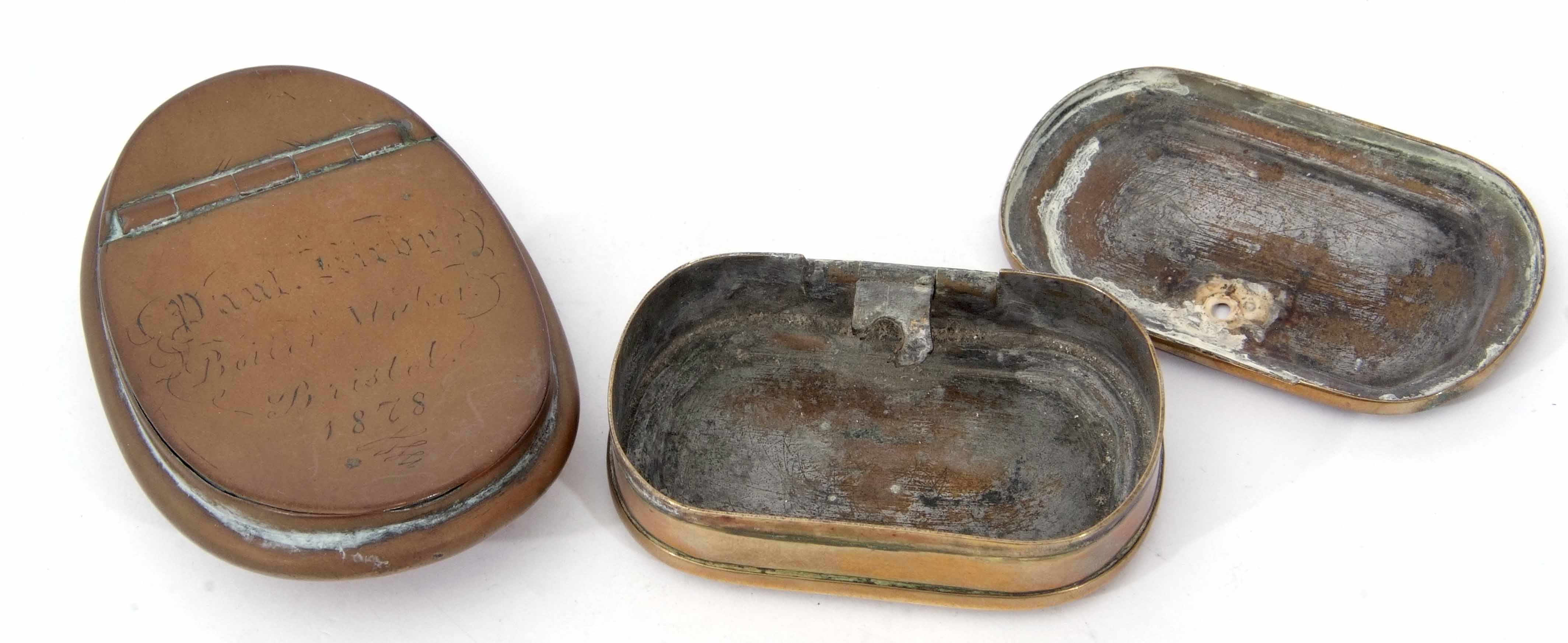 Mixed Lot: comprising 19th century tin lined brass snuff box of oval form with hinged cover and - Image 4 of 4