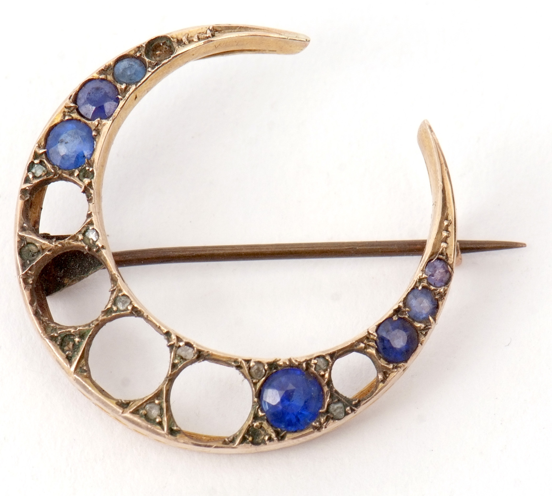 Edwardian crescent brooch featuring seven (of 13) graduated circular cut sapphires, 30 x 23mm,