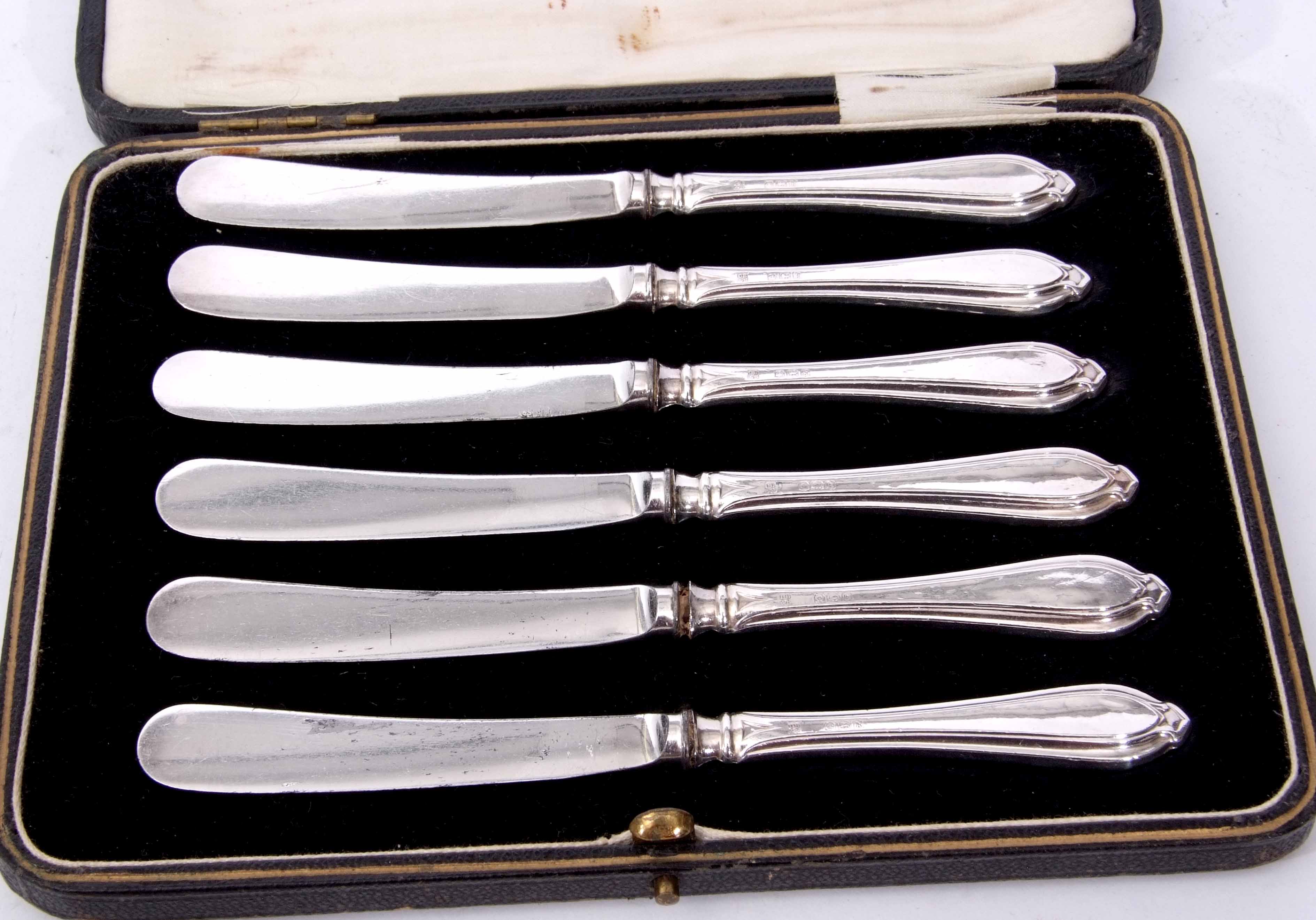 Cased set of six silver handled tea knives in a fabric lined fitted case