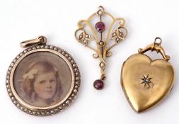 Mixed Lot: 9ct stamped open work pendant, garnet and seed pearl set locket, 27mm diam having a