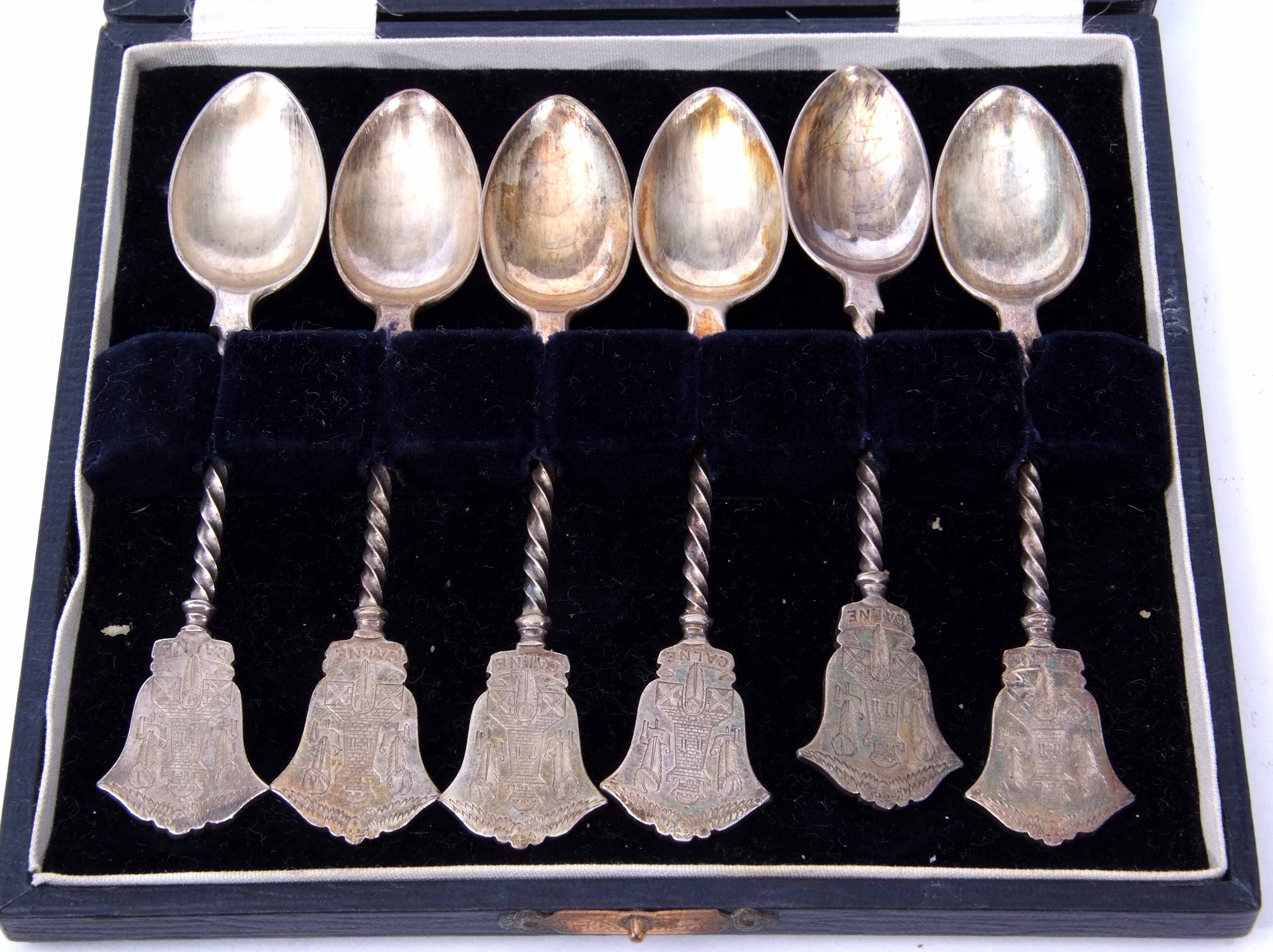 Cased set of six Edward VII tea spoons, each with twisted stems and shield shaped finials with