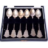 Cased set of six Edward VII tea spoons, each with twisted stems and shield shaped finials with