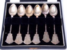 Cased set of six Edward VII tea spoons, each with twisted stems and shield shaped finials with