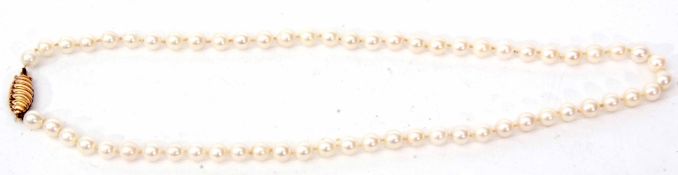 Single row of cultured pearls of uniform size, 6mm, to a 9ct gold textured clasp, 22mm long