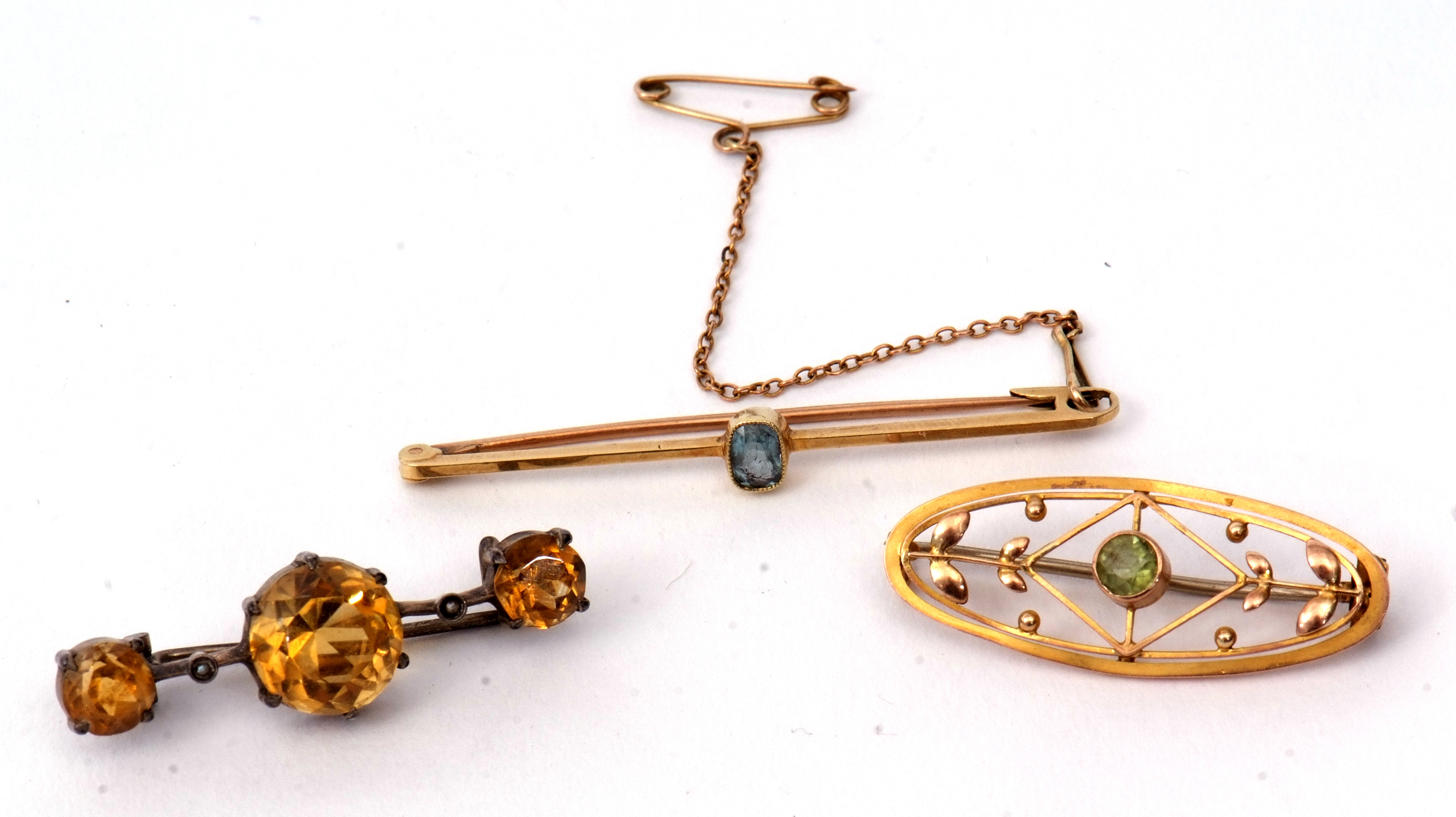 Mixed Lot: Edwardian 9ct open work brooch set with a central bezel set peridot, a 15ct stamped