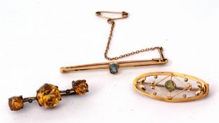 Mixed Lot: Edwardian 9ct open work brooch set with a central bezel set peridot, a 15ct stamped