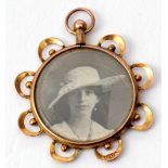 Antique 9ct stamped double sided photo locket, circular form, 30mm diam, in a bead and scroll frame