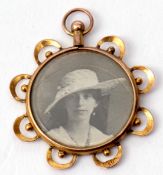 Antique 9ct stamped double sided photo locket, circular form, 30mm diam, in a bead and scroll frame