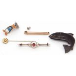 Mixed Lot: 9ct stamped plain polished bar brooch, 3gms, an antique open work bar brooch stamped 9ct,