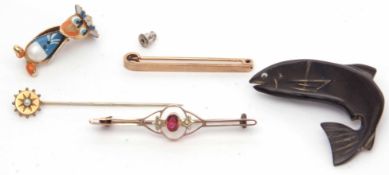 Mixed Lot: 9ct stamped plain polished bar brooch, 3gms, an antique open work bar brooch stamped 9ct,