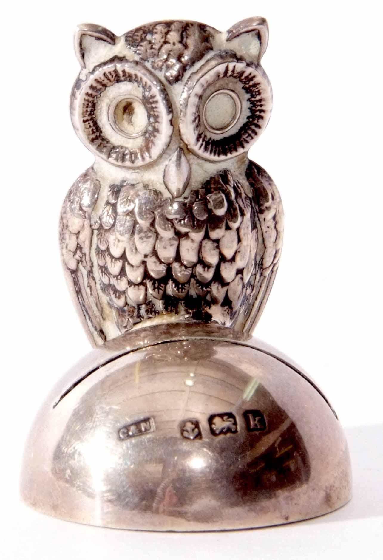 Edward VII menu holder circular base with a hollow and applied double sided model of an owl, - Image 2 of 2