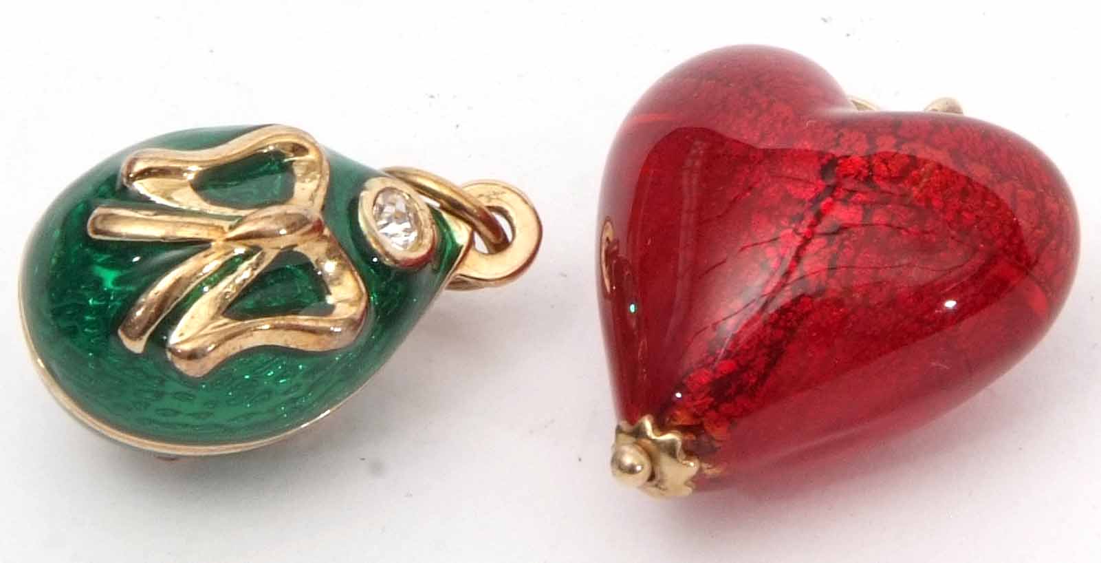 Mixed Lot: modern red enamel heart pendant/charm, the bale stamped 375, together with a modern green - Image 2 of 2