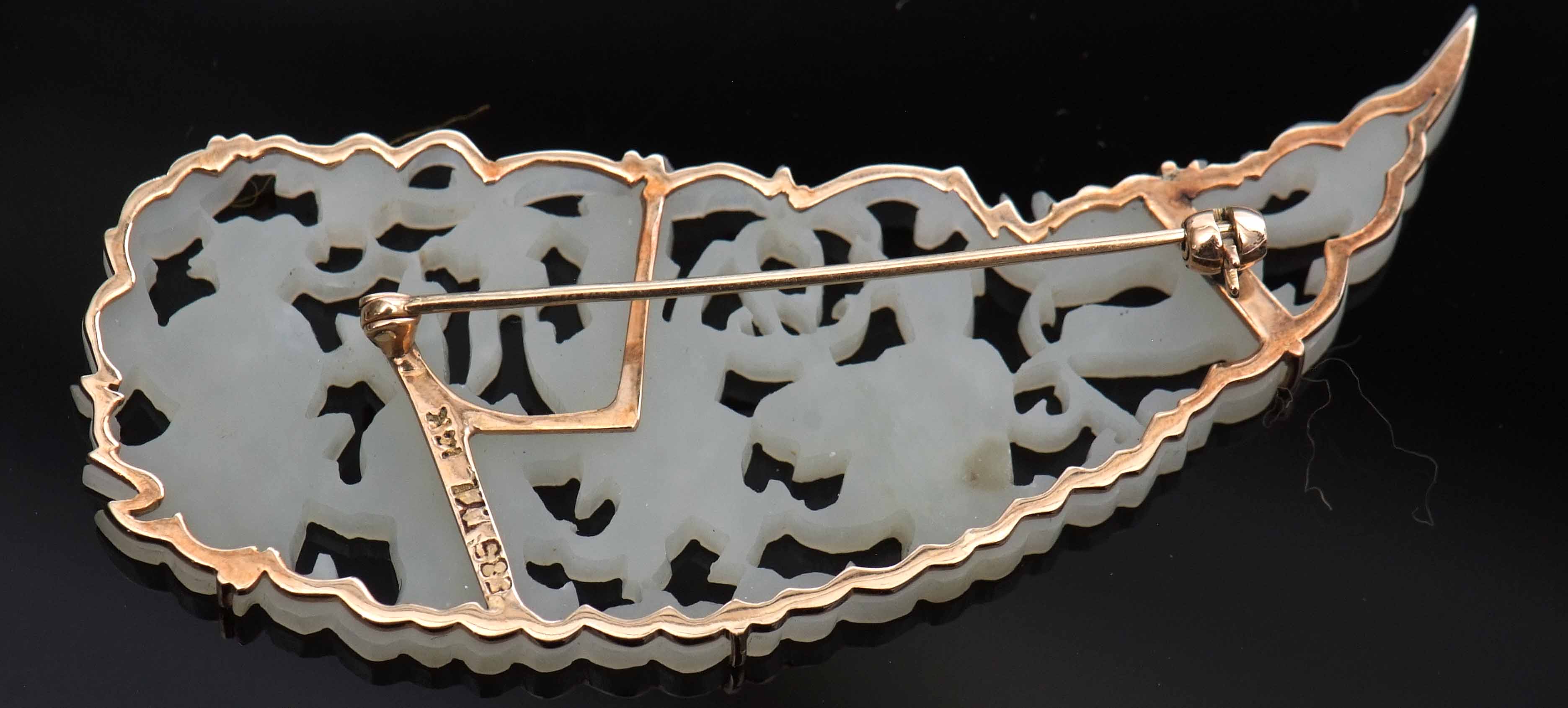 Modern celadon jade pierced panel, carved with figures and a bird, mounted in a 585.14K stamped - Image 3 of 4