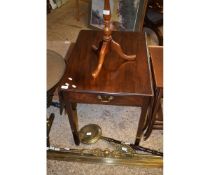 GEORGE II MAHOGANY PEMBROKE TABLE WITH SINGLE DRAWER ON TAPERING SQUARE LEGS AND SMALL BRASS