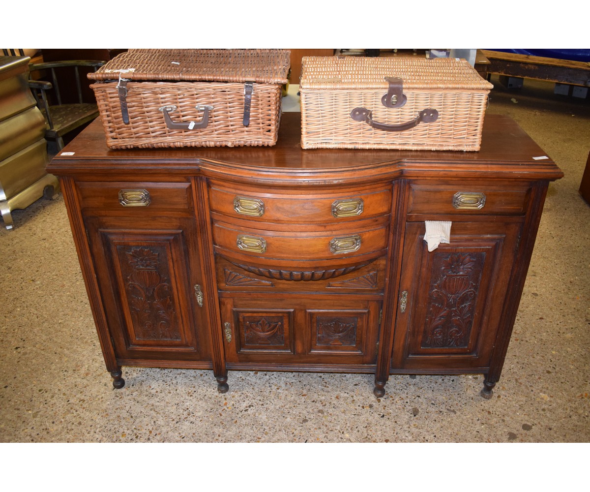 EDWARDIAN WALNUT SIDEBOARD CENTRALLY FITTED WITH TWO DRAWERS OVER A CUPBOARD DOOR FLANKED EITHER