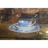 19TH CENTURY WILLOW PATTERN TEA CUP AND SAUCER TOGETHER WITH A FURTHER SPODE PLATE