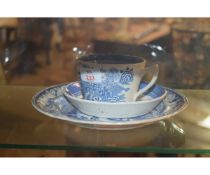 19TH CENTURY WILLOW PATTERN TEA CUP AND SAUCER TOGETHER WITH A FURTHER SPODE PLATE